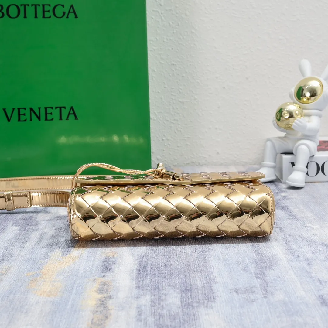 Batch 1480 Bottega Veneta's new style 🆕 mini andiamo bag is so pretty. The dark brown color is very versatile. It is high-end and casual and sexy. Andiamo is not only a commuter bag 🥰 It can be worn cross-body and hand-held, and it is no problem to match it with evening wear. It can be matched with clothes casually, showing high-end elegance. Style number: 5545 Size: 21.5*13*4.5cm